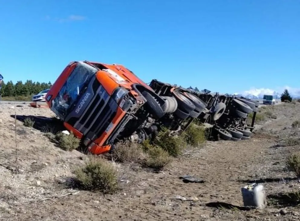 Ruta 40: Un camión chileno volcó en cercanías Leleque