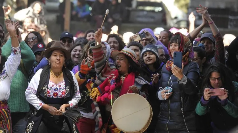 Se realizó la marcha por el 36° Encuentro Plurinacional de Mujeres en Bariloche