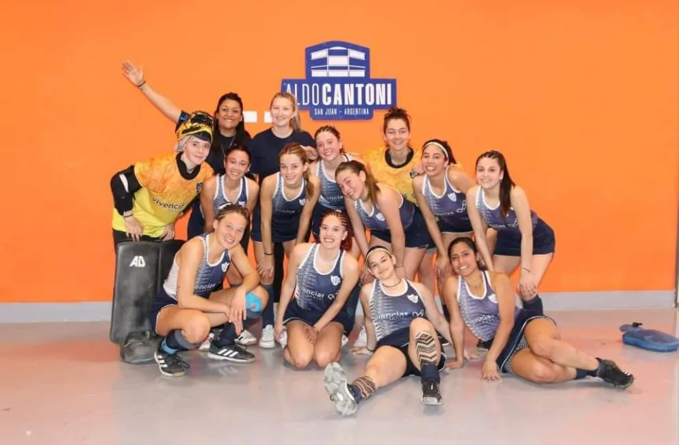 La selección femenina Sub19 local de hockey fue subcampeona nacional