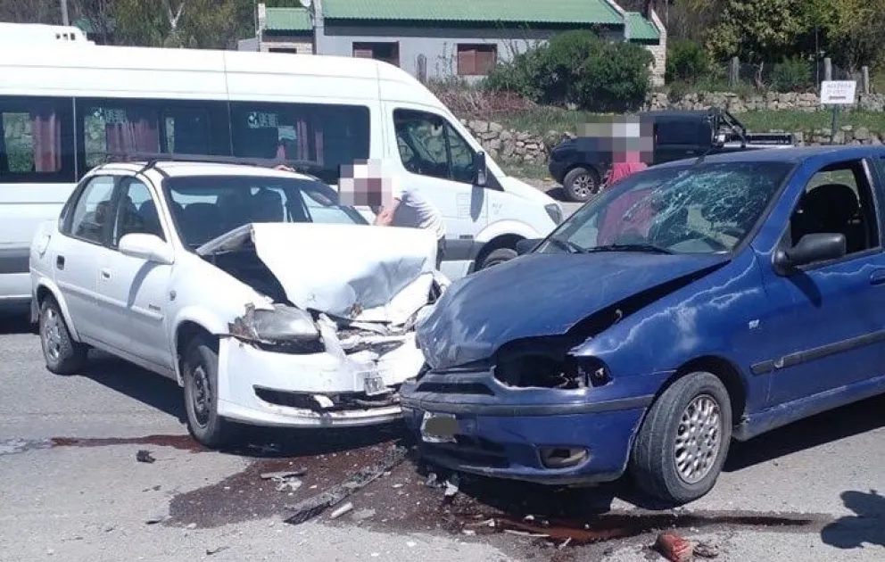 Fuerte choque frontal en el kilómetro 1 de Pioneros