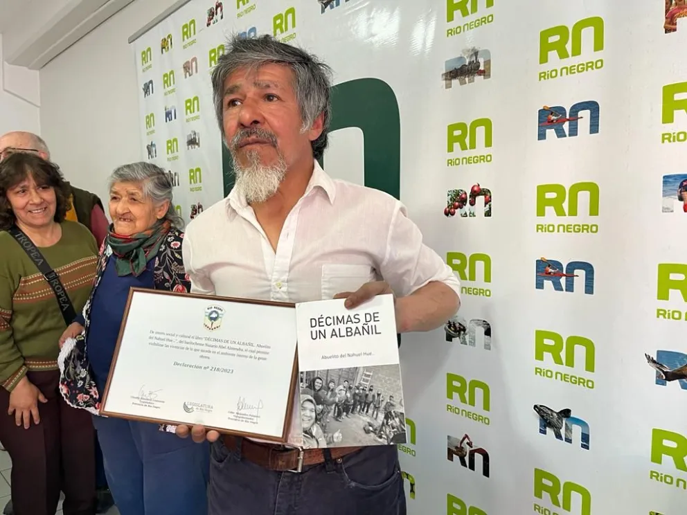 "Décimas de un Albañil": Abel Almendra recibió un reconocimiento de la Legislatura por su libro