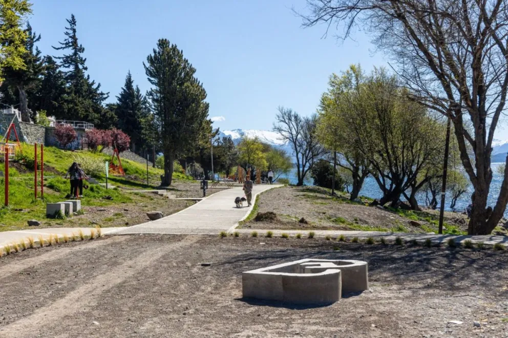 Residentes y turistas ya disfrutan de un nuevo paseo en la costa del lago