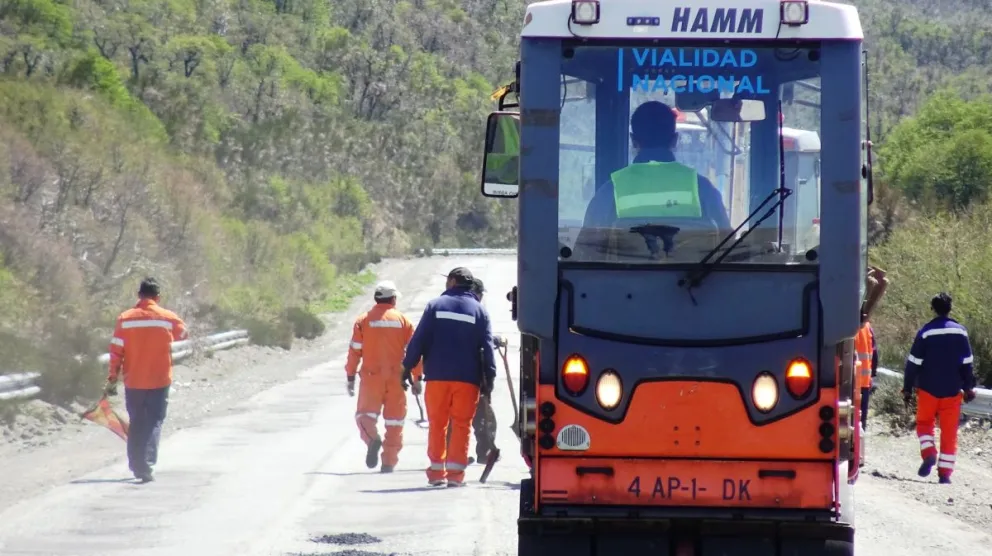 Avanzan las tareas de bacheo entre Bariloche y El Bolsón
