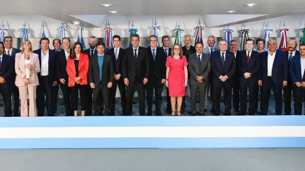 Carreras junto a otros gobernadores expresó su apoyo a la candidatura de Sergio Massa