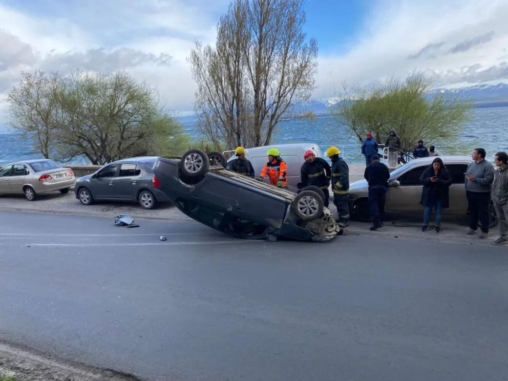 Video: Se cruzó de carril y volcó en plena Costanera