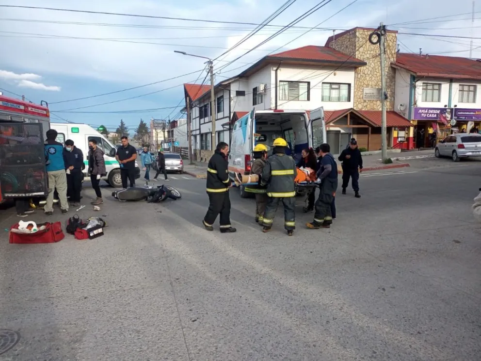 Una pareja fue hospitalizada tras choque entre una moto y un auto