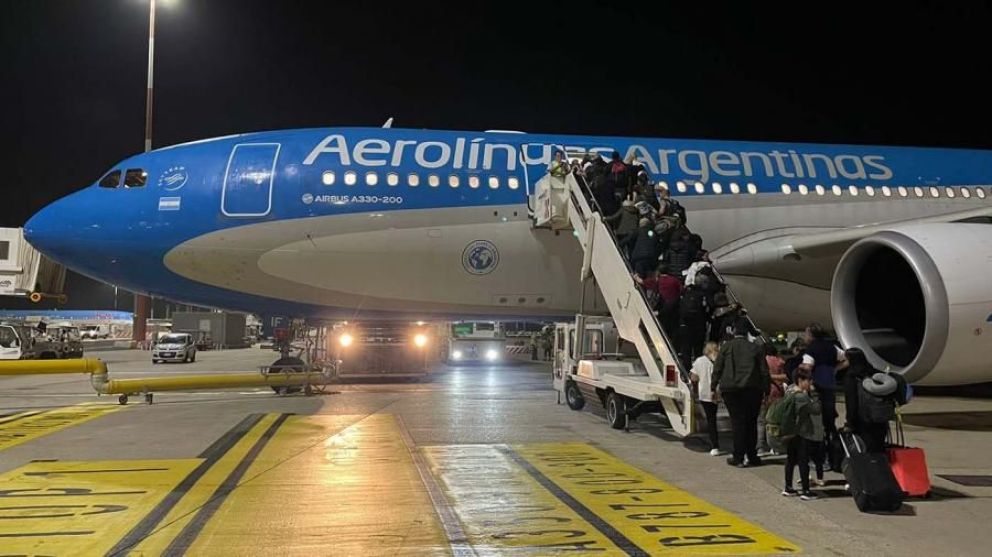 Llegó al país el cuarto vuelo de Aerolíneas Argentinas con 247 argentinos repatriados de Israel
