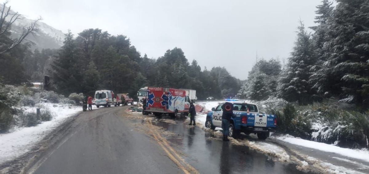 Villa La Angostura: Un camión perdió la carga y generó complicaciones 