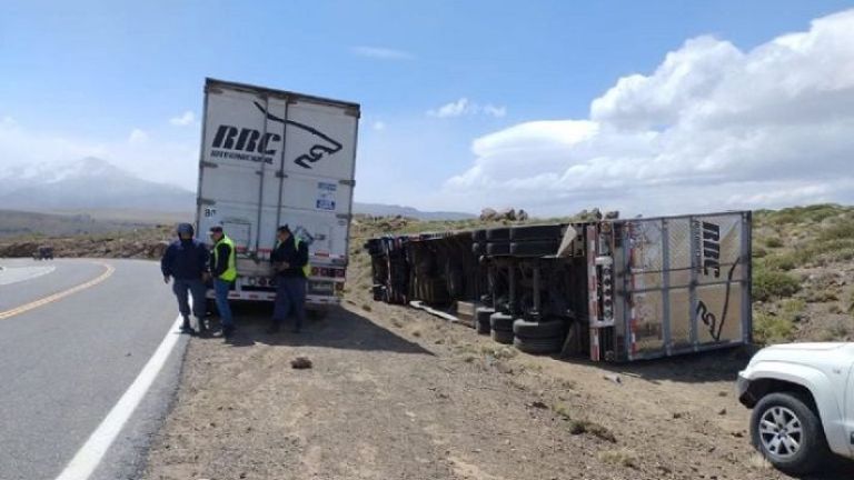 Tres camiones volcaron en rutas neuquinas por las fuertes ráfagas de viento