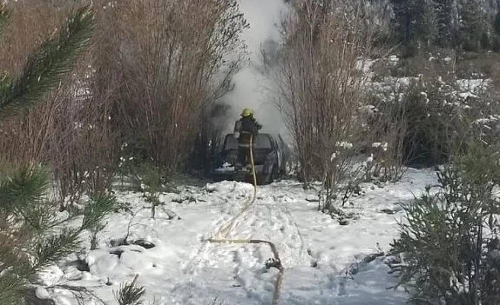 Una camioneta se incendió cerca del arroyo Ñireco