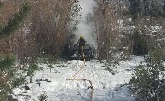 Una camioneta se incendió cerca del arroyo Ñireco