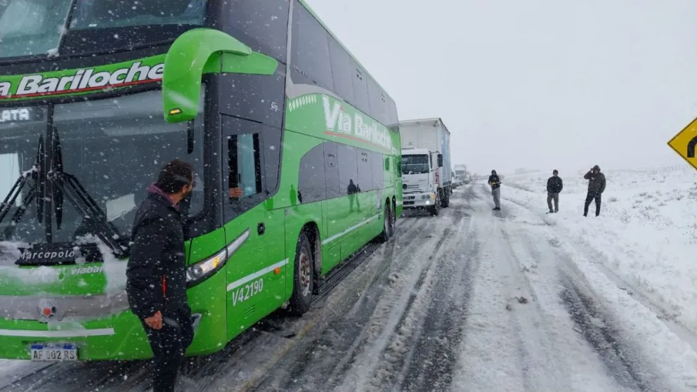 Por las intensas nevadas, cortaron varios tramos de la Ruta 237 en Piedra del Águila