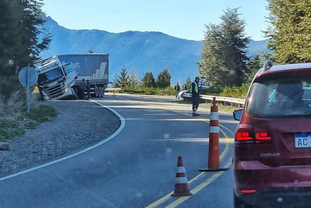 Camionero brasileño quedó cruzado sobre Ruta 40 cerca de Villa La Angostura