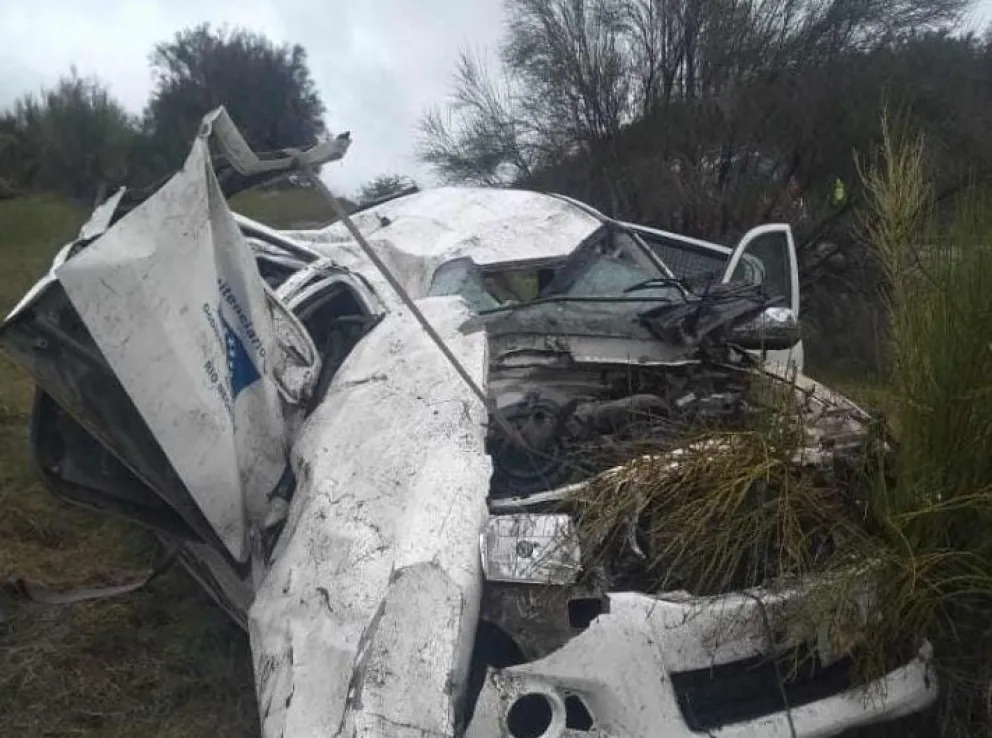 Un móvil del Penal 3 que trasladaba a un detenido volcó en Pampa del Toro