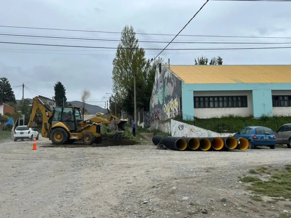 Comenzaron a colocarse los caños pluviales en el barrio Las Quintas