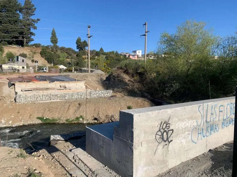 Continúa la obra del nuevo puente sobre el arroyo Ñireco