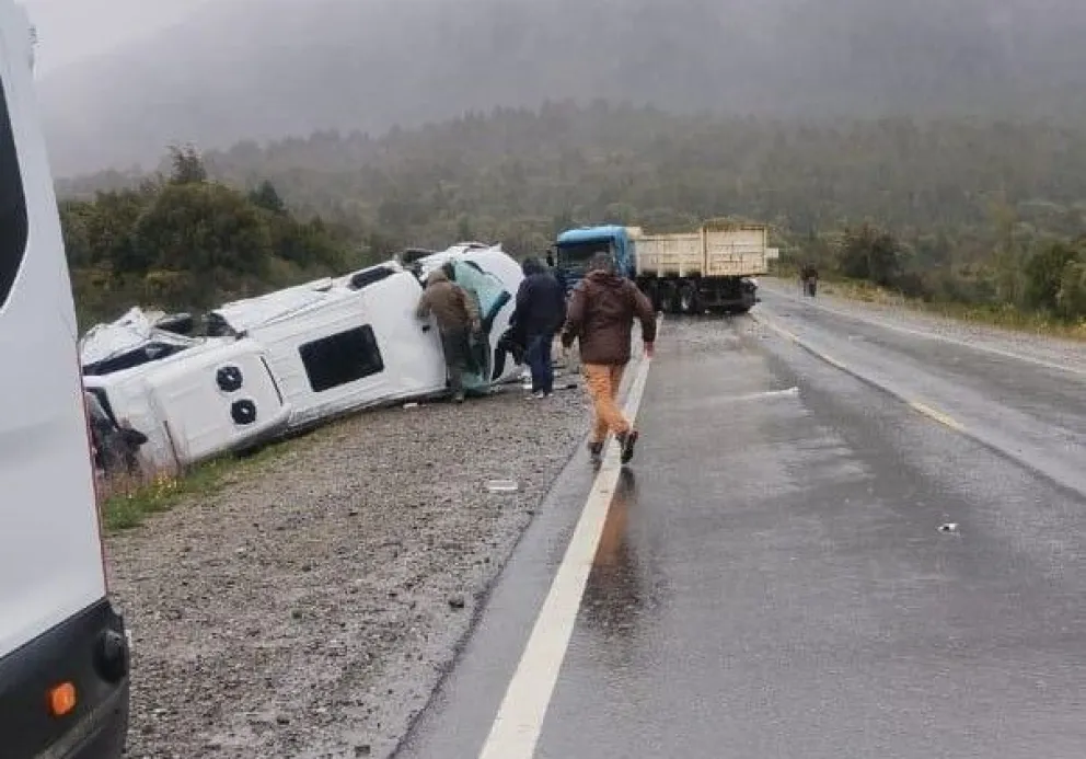 Al menos tres personas fallecieron en un choque entre una combi y un camión camino a La Angostura