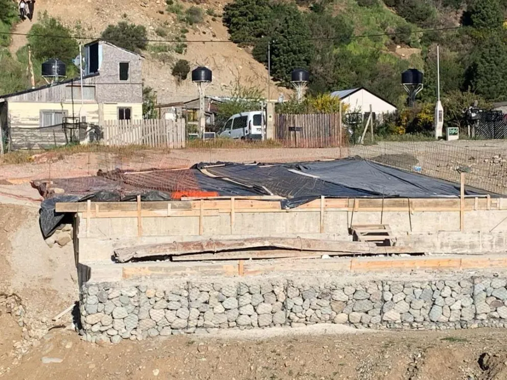 Continúa la obra del nuevo puente sobre el arroyo Ñireco