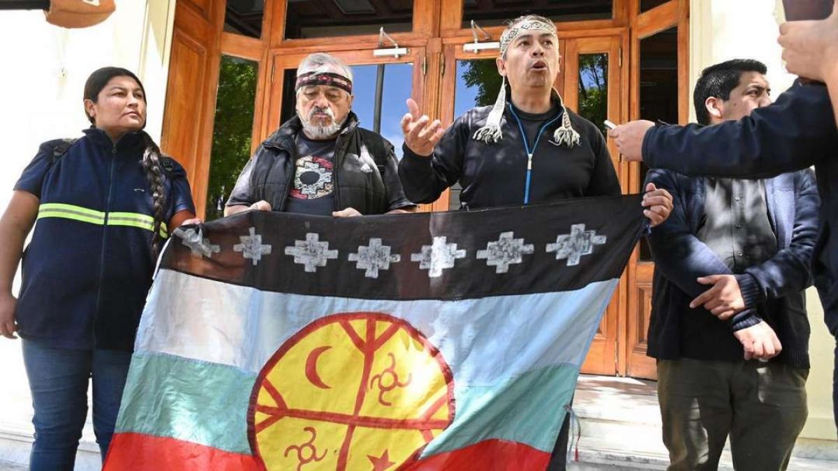 Mapuches protestan ante posibles cambios en las leyes de tierras y mineras en Río Negro
