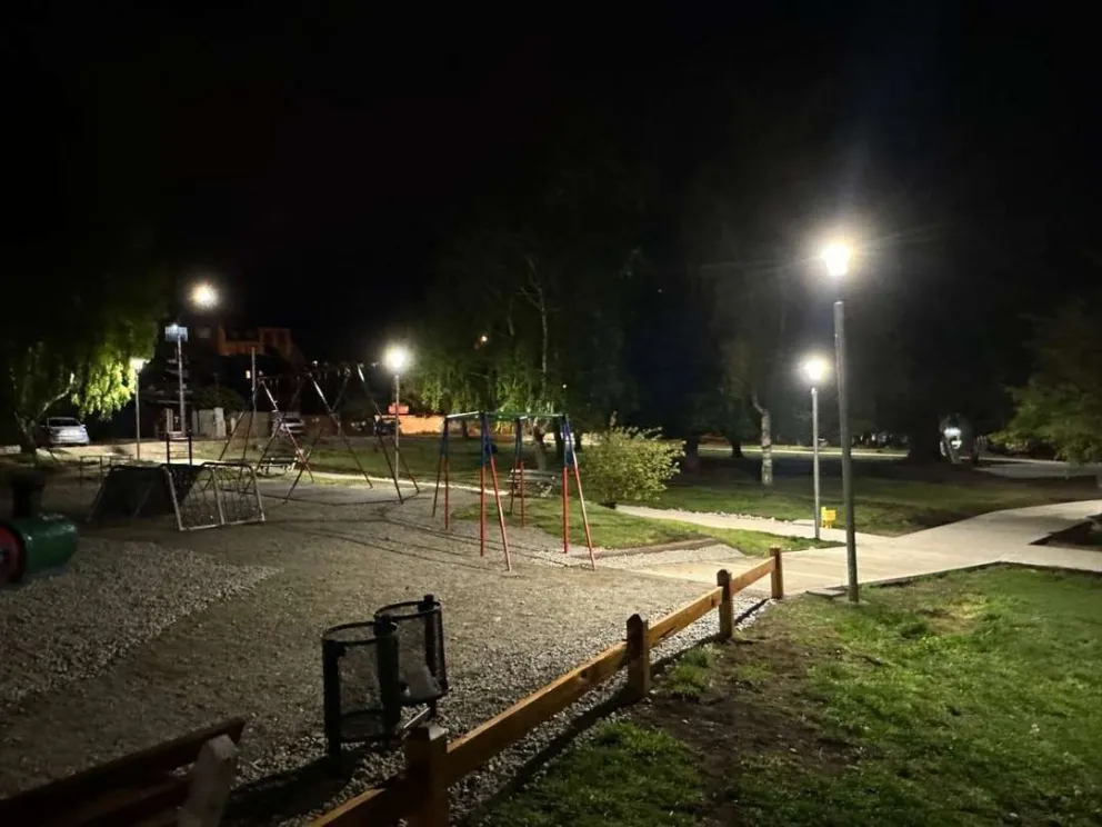 Quedó inaugurada la nueva iluminación de la plaza Belgrano