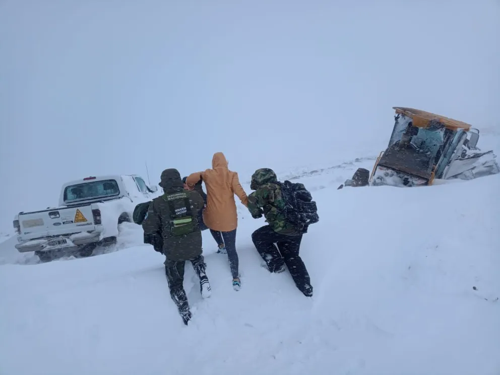 Neuquén: Gendarmería debió rescatar a personas varadas por la nieve