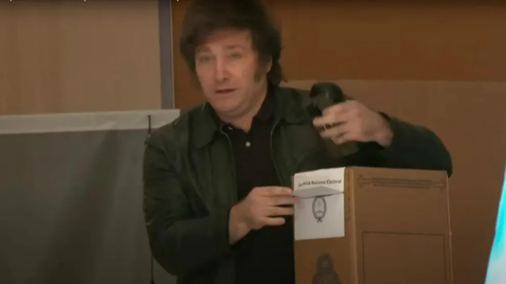 Javier Milei, luego de votar: “Esperemos que para mañana haya más esperanza y no continuidad de decadencia”