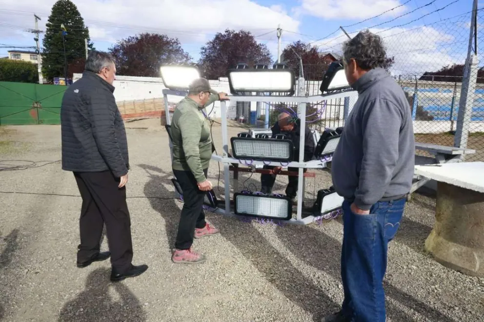 Avanza la instalación de luminarias en el Estadio Municipal José Antonio Jalil