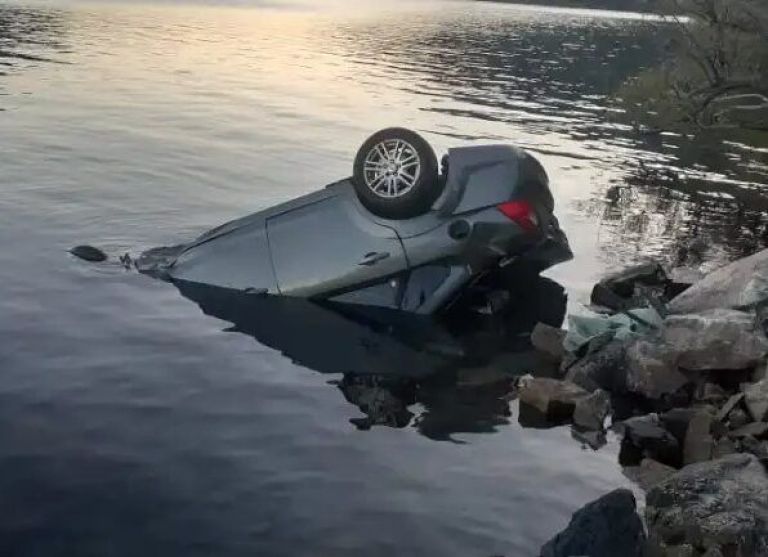 Un joven murió al caer con su auto al Lago Lacar