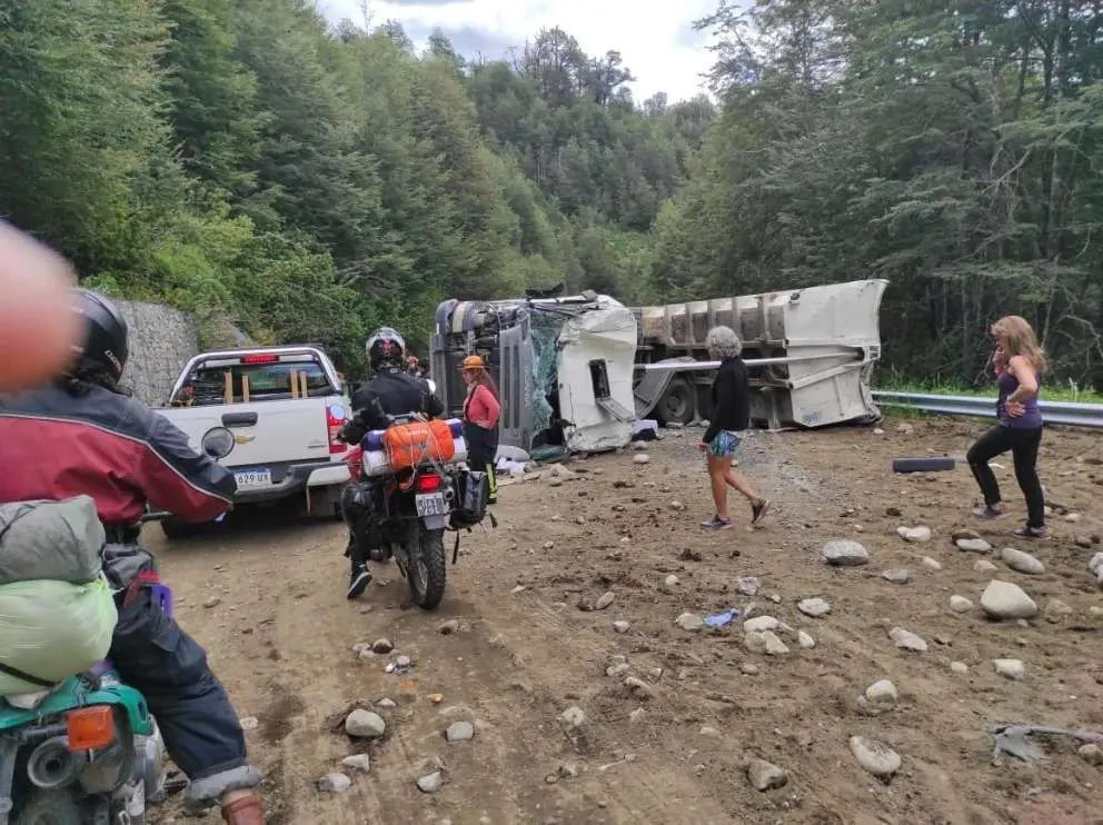 Choque y vuelco en la Ruta de los 7 Lagos: Un camionero está internado con pronóstico reservado