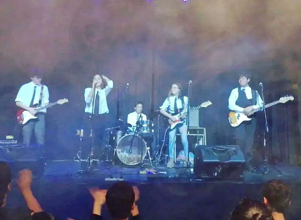 "Un Par de Cualquieras" presenta en sociedad su nuevo material musical