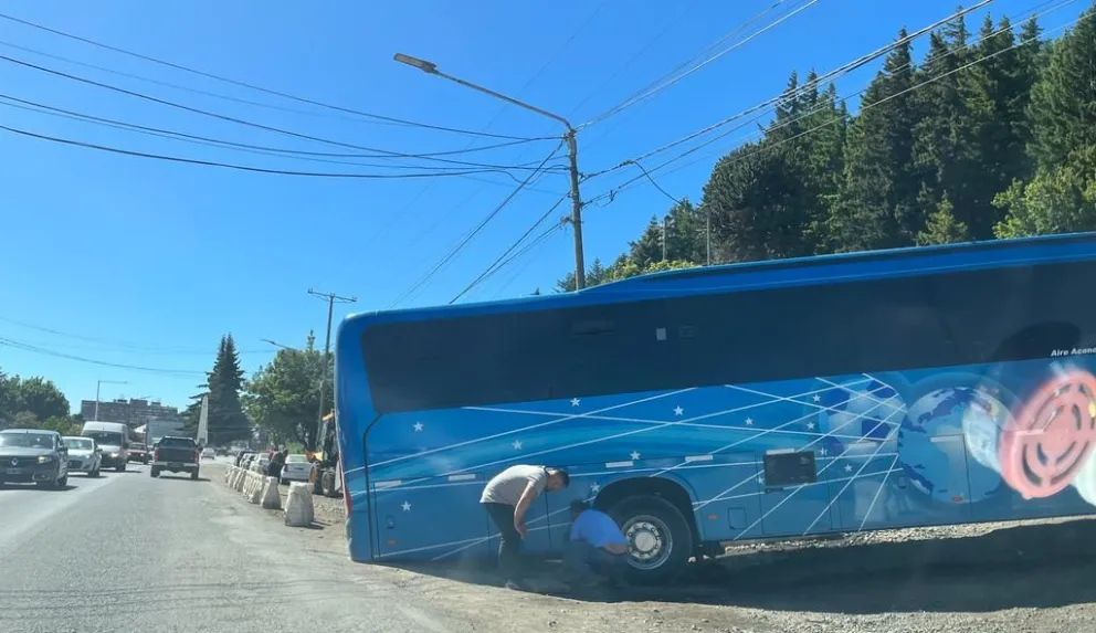 Notifoto: Un micro quedó atascado en una pendiente a metros del Monolito