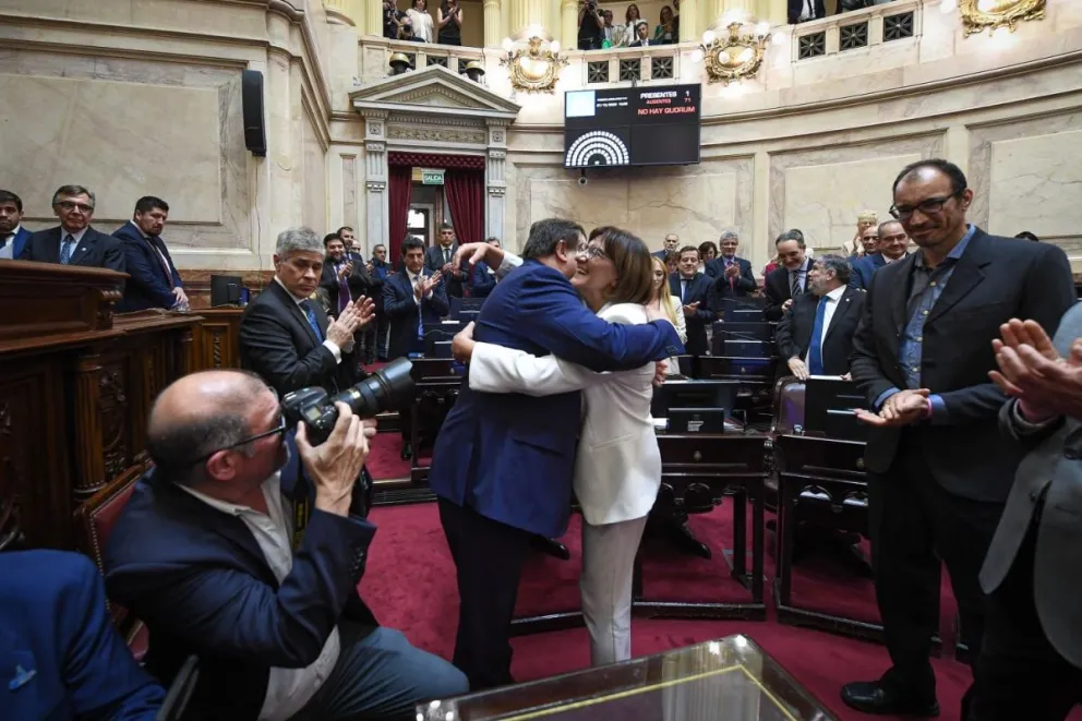 Weretilneck se despidió del Senado y en su lugar asumió Mónica Silva