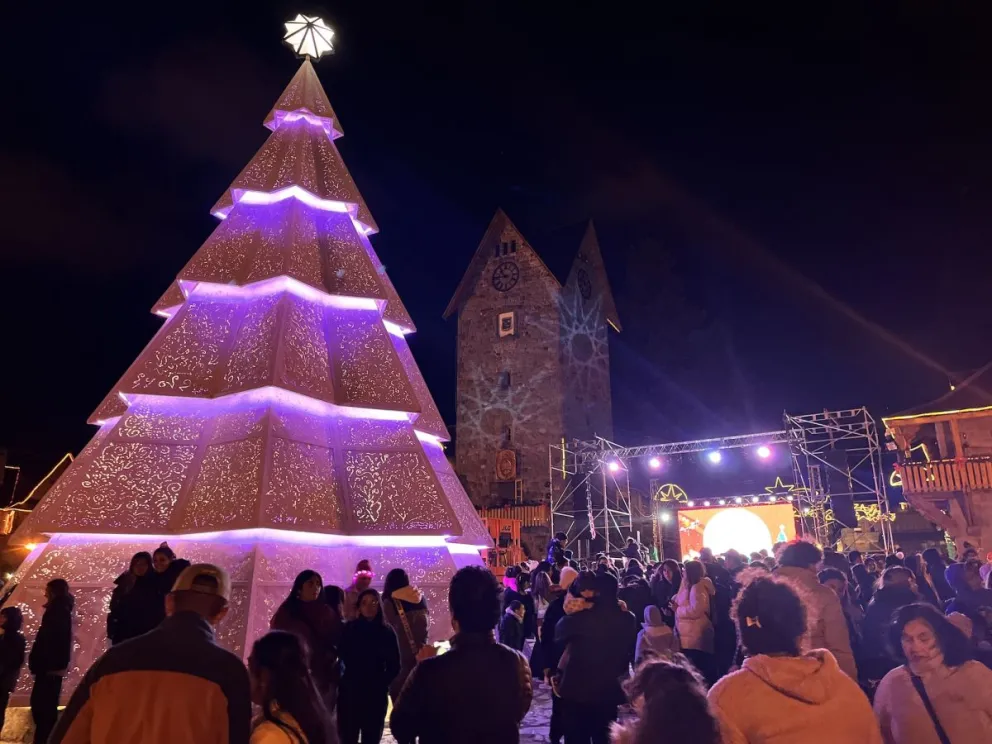 Con el encendido del árbol gigante en el Centro Cívico, comenzó la Navidad en Bariloche