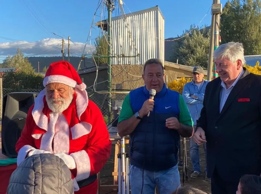 Vecinos del del barrio Nuestras Malvinas también encendieron su árbol de Navidad