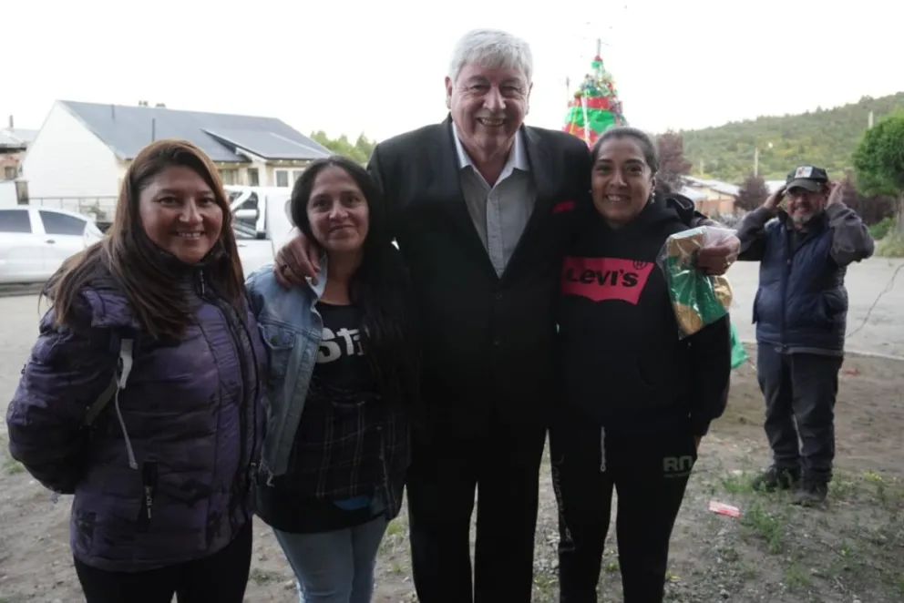 Con el intendente como invitado, encendieron el árbol de navidad del barrio Vivero