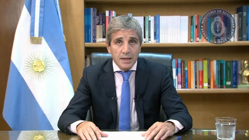 Fuerte devaluación y ajuste: dólar oficial a 800 pesos y baja para todos los contratos de estatales inferiores a un año