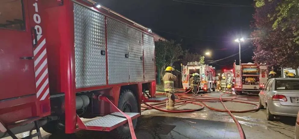 Video: Así combatieron un voraz incendio que se desató durante la madrugada