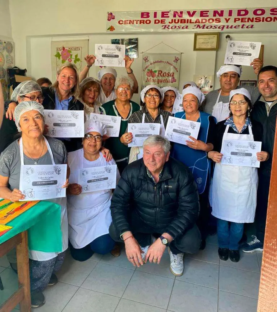El Intendente entregó certificados en el Centro de Jubilados y Pensionados "Rosa Mosqueta"