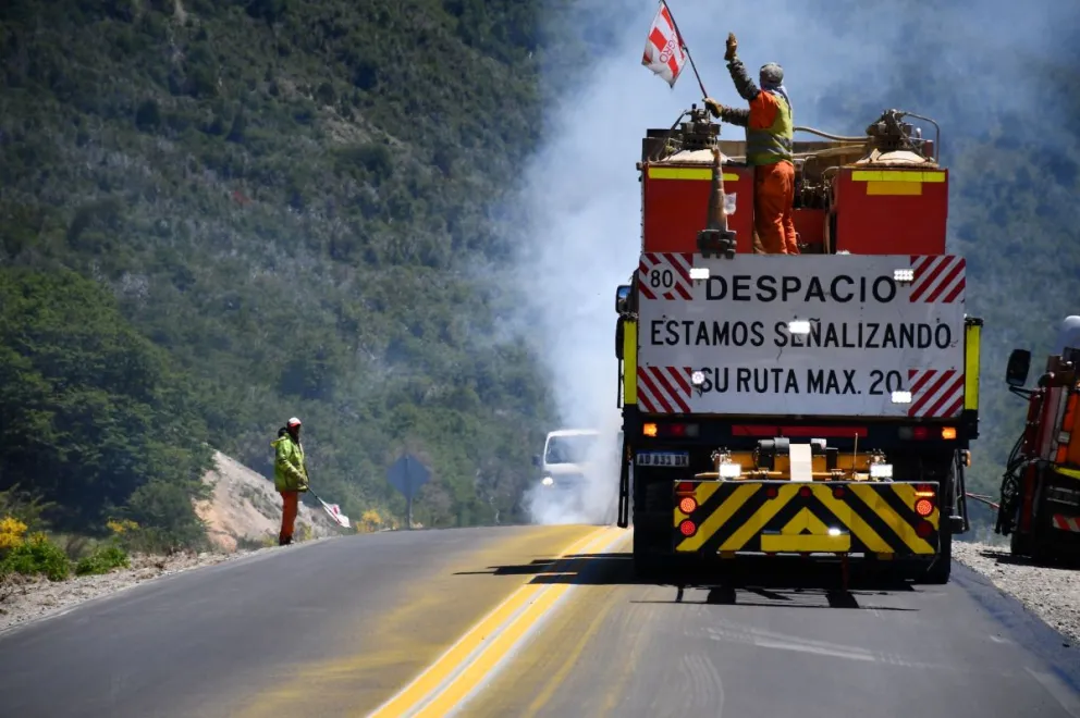 Realizan tareas de señalización horizontal en Ruta 40 entre Bariloche y El Bolsón
