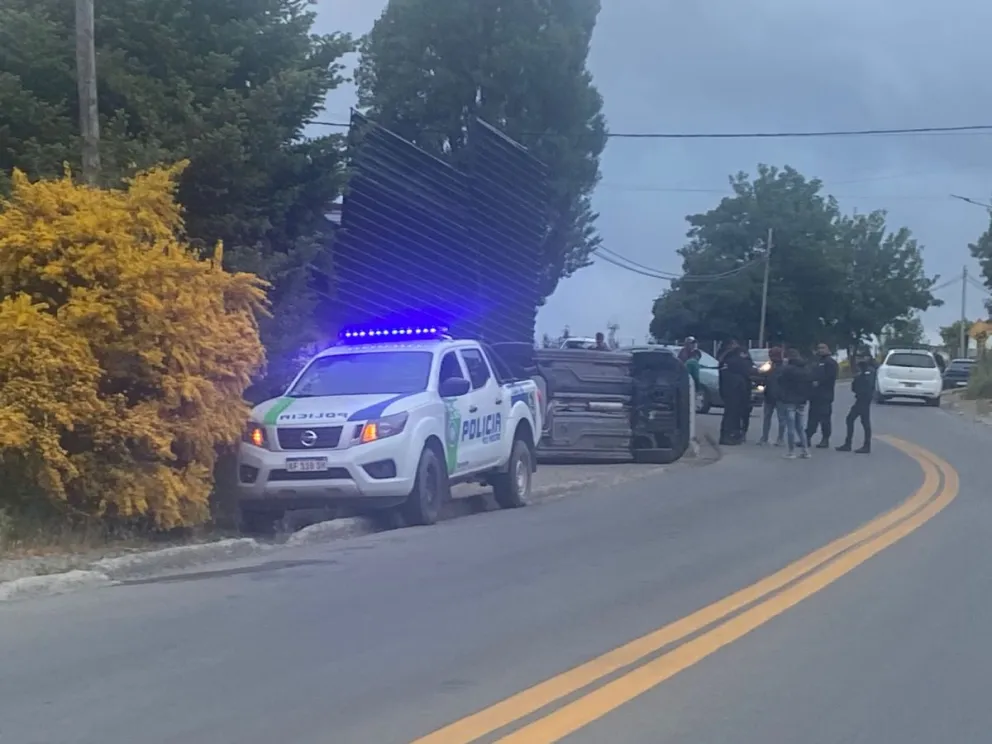 Choque y vuelco sin heridos en Pasaje Gutiérrez y Brown