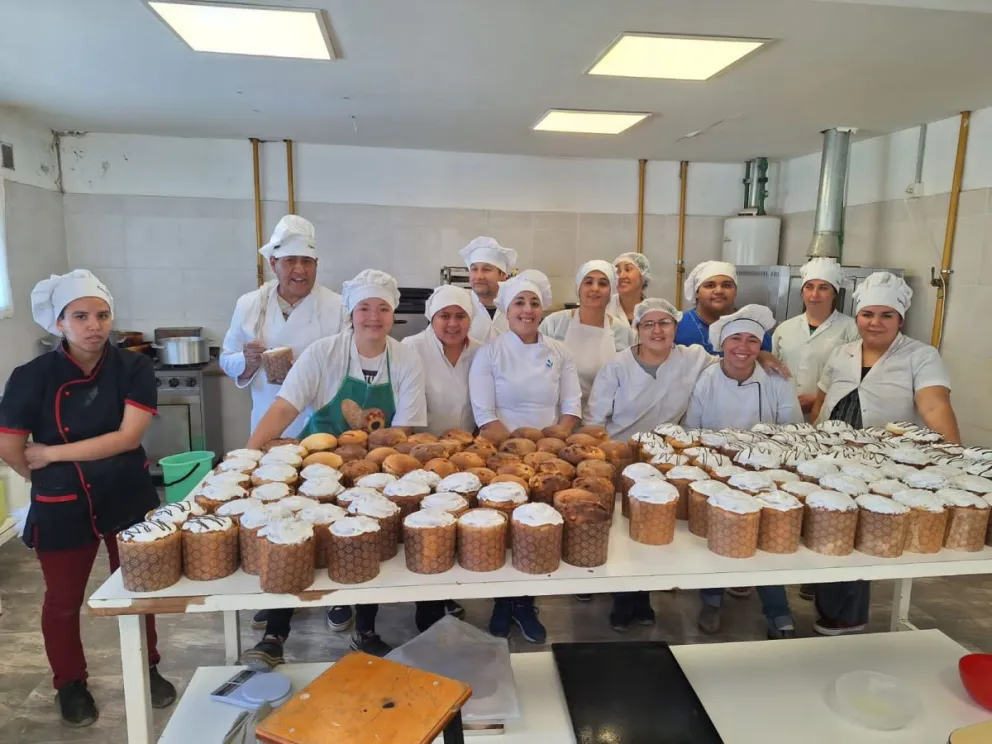 Alumnos de panadería del CFI Don Bosco elaboraron 300 panes dulces para donar junto a la AEHGB