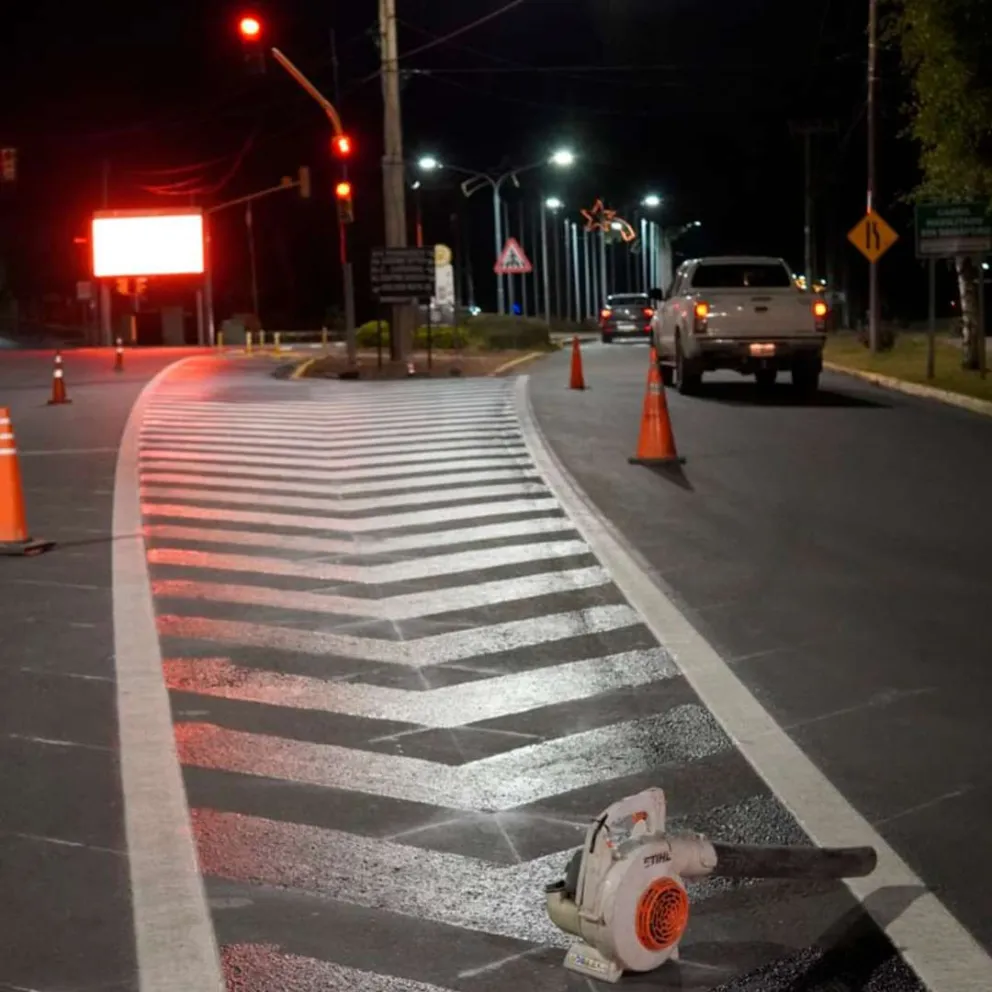 Trabajos nocturnos de demarcación vial en Bariloche