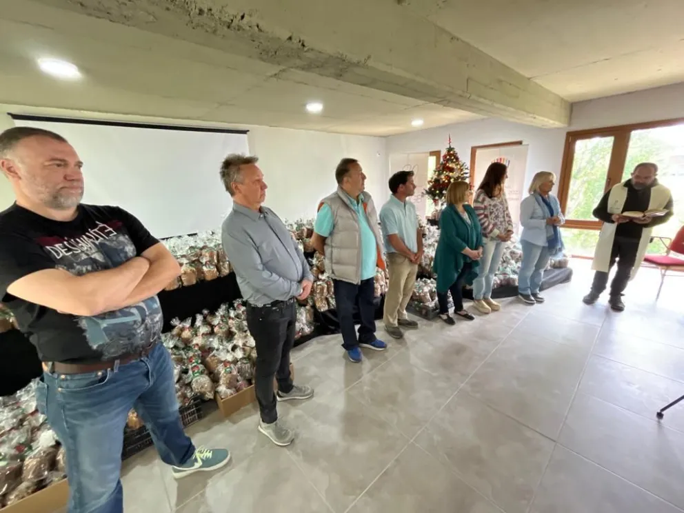 La AEHGB entregó 2.000 panes dulces a Cáritas para los sectores más necesitados