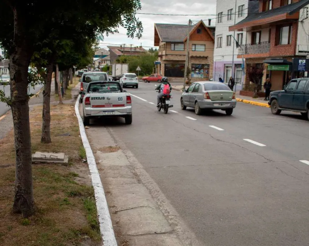 Marcha atrás con los cambios en el estacionamiento en la colectora sur en el Ñireco