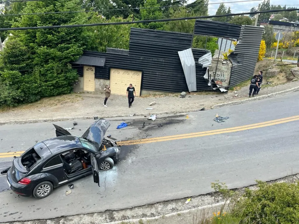 Un auto que bajaba por Pasaje Gutiérrez se despistó y chocó violentamente contra el frente de una vivienda