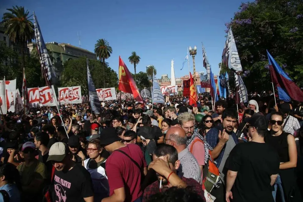 Las organizaciones sociales marcharon sin cortar la 9 de Julio, en el estreno del Protocolo Antipiquetes