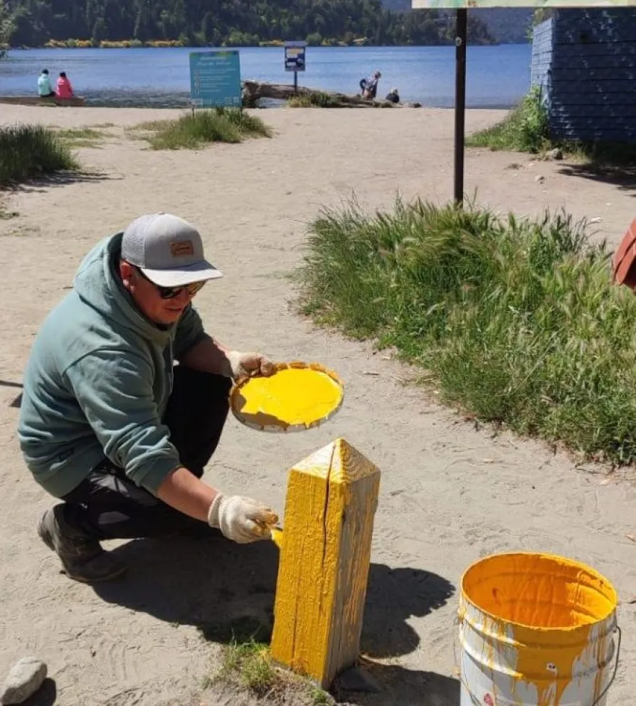 La Delegación Cerro Catedral está poniendo a punto las playas del Lago Gutiérrez para este verano
