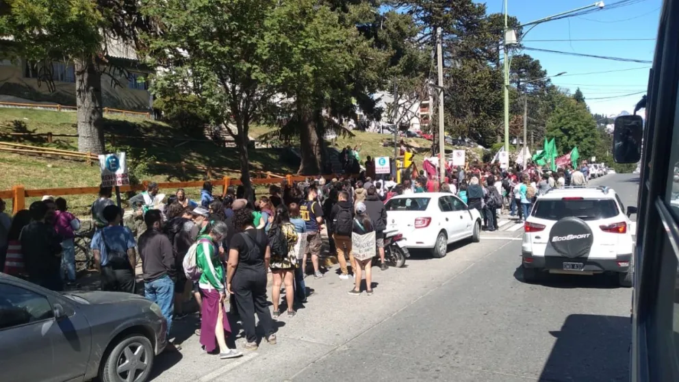 Estatales reclamaron frente al Hospital sin cortar calle Moreno