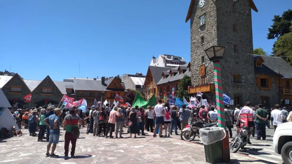 Agrupaciones sindicales se manifestaron en el Centro Cívico contra el DNU de Milei