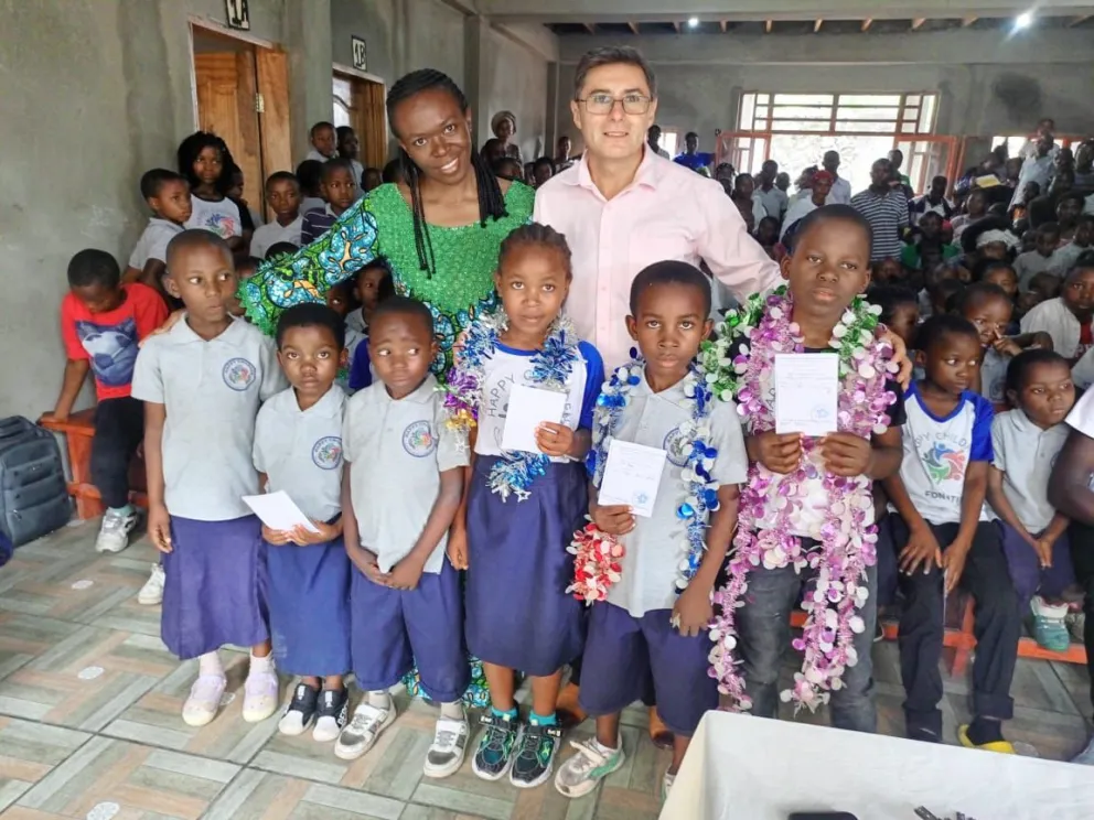 Los niños son la razón: La obra de amor que un barilochense y su esposa llevan adelante en África